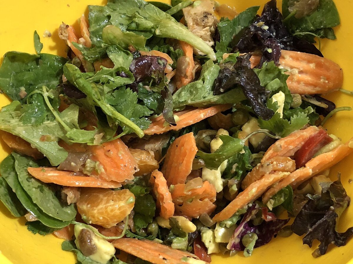 Ensalada de pollo, manzana y espinacas