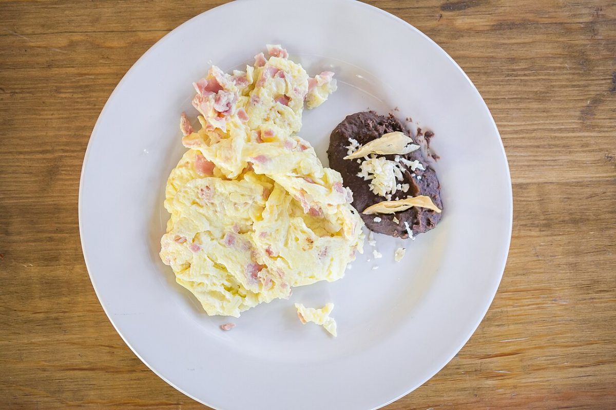 Huevos revueltos con cebolla