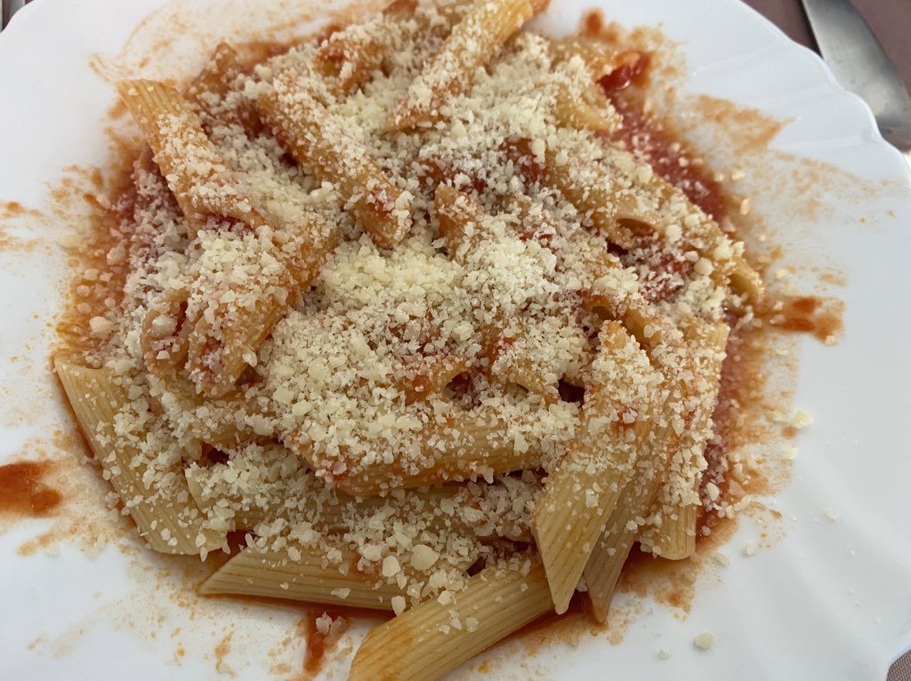 Macarrones con tomate y queso