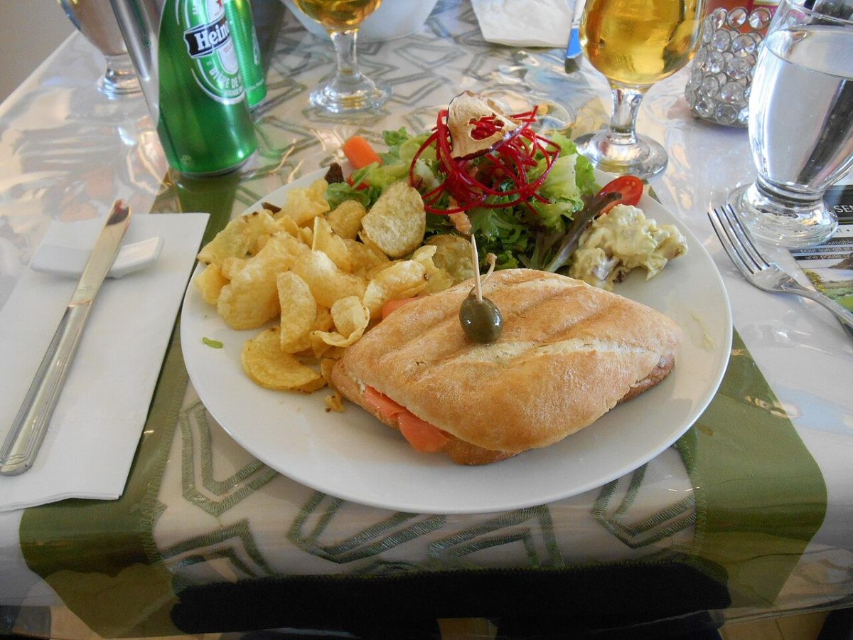 Salmón con espárragos verdes en air fryer